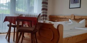 Postel nebo postele na pokoji v ubytování Gasthof Hirschen