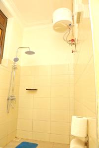 bagno con doccia e servizi igienici di Kirungi Vacation Homes a Fort Portal Altre 37 foto
