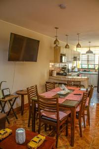 a kitchen and dining room with a table and chairs at Del Valle House in Ica