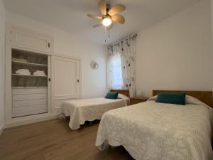 Postel nebo postele na pokoji v ubytování La Tortuga I, encantador apartamento con garaje en primera línea de playa + 35 fotografií