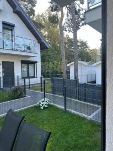 Vonkajšia záhrada v ubytovaní Apartament Mushellka - Dziwnówek Horizon Park , 2 sypialnie i salon