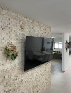 TV a/nebo společenská místnost v ubytování Itzamná House