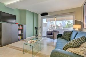 un soggiorno con un divano e un tavolo di Las Meninas Tenerife a San Miguel de Abona
