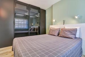 una camera da letto con un grande letto con cuscini viola di Las Meninas Tenerife a San Miguel de Abona Altre 37 foto