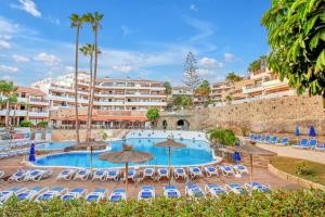 un resort con piscina attrezzata con sedie e ombrelloni di Las Meninas Tenerife a San Miguel de Abona