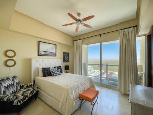 Postel nebo postele na pokoji v ubytování Oceanfront Gem with Pools & Private Beach #704 + 37 fotografií