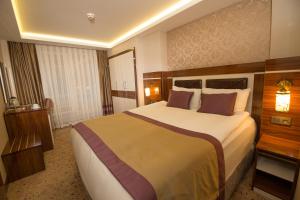 ブルサにあるRuba Palace Thermal Hotelのホテルルーム内のベッドルーム1室(大型ベッド1台付)