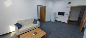 Motel beyza في السليمانية: غرفة معيشة مع أريكة وطاولة قهوة