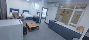 Motel beyza في السليمانية: غرفة مع سرير وطاولة