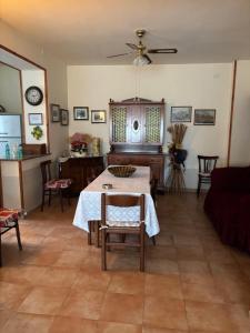 un soggiorno con tavolo e sedie di CASALE MICHEL ad Arpino