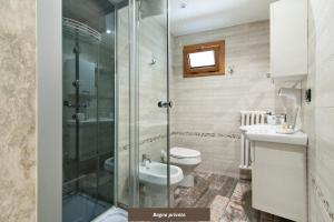 un bagno con doccia, WC e lavandino di San Giusto 21 - Lecce Selection a Lecce