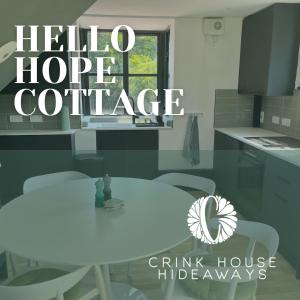 une cuisine avec une table et des chaises blanches ainsi qu'une fenêtre dans l'établissement Idyllic Barcombe cottage near South Downs National Park, à Barcombe Mills Station