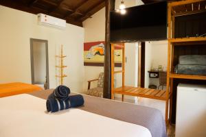 Camera con letto e TV a schermo piatto. di Hotel Pousada Villa Zena - Frente ao Mar - Pé na areia a Arraial d'Ajuda Altre 80 foto