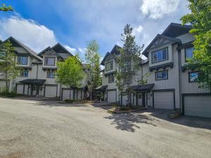 eine Reihe von Häusern mit Auffahrt in der Unterkunft Hearthstone Townhomes by StayIn in Panorama