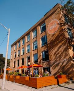 トロントにあるホテル オーチョの外座の建物