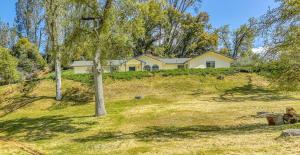 Vrt pred nastanitvijo Rustic Retreat Yosemite with Game room