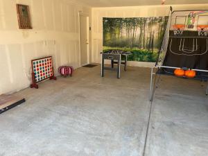 Namizni tenis v nastanitvi Rustic Retreat Yosemite with Game room oz. v okolici