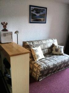 韦尔科尔地区科尔朗松Résidence Carette - Joli studio pied des pistes MAE-4044的客厅里有一张沙发和一张桌子。