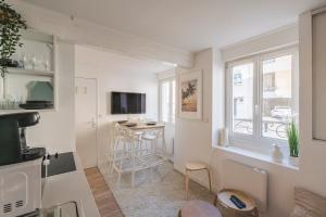 een woonkamer met een keuken en een eetkamer bij Oscaria, centre Reims, plein pied in Reims