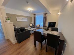 a living room with a table and chairs and a living room at Large Family-Friendly 2BD Glastonbury Retreat, Sleeps 5 in Glastonbury