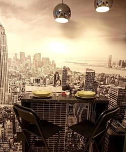 コシツェにあるLuxusný apartmán New Yorkの市街の景色を望むレストラン