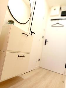 コシツェにあるLuxusný apartmán New Yorkのバスルーム(白いキャビネット、鏡付) +7枚の写真