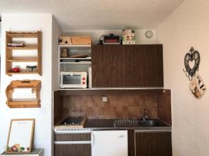 małą kuchnię ze zlewem i lodówką w obiekcie Résidence La Grande Traversee - Charmant studio pied des pistes MAE-4044 w mieście Corrençon-en-Vercors