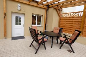 a patio with a table and chairs and a fence at Haus am Asang in Löwenstein