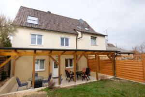 eine Erweiterung zu einem Haus mit einer Terrasse und einer Terrasse in der Unterkunft Haus am Asang in Löwenstein