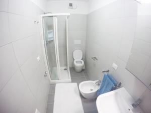 カオルレにあるResidence Armor - Agenzia Cocalの白いバスルーム(トイレ、シャワー付)
