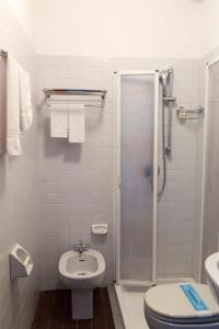 Kylpyhuone majoituspaikassa Albergo Montenegro