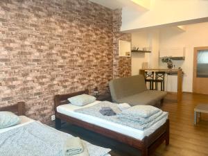 Posteľ alebo postele v izbe v ubytovaní Žižkov Cosy Studio Apartments