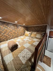 a bedroom with a bed in a small room at 09 Kitnet próximo da praia com ar-condicionado in Maceió