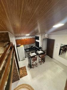 a kitchen with a stove and a table with chairs at 09 Kitnet próximo da praia com ar-condicionado in Maceió