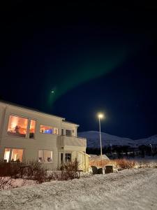 トロムソにあるKvaløya Arctic Retreat - Room in Beautiful Kvaløya, Tromsøの雪の家 +39枚の写真