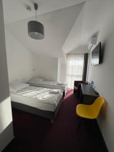 Posteľ alebo postele v izbe v ubytovaní Hotelik & Restauracja Amber + 37 fotografií