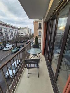 balcone con tavolo e vista sulla strada di Appart à Maisons Alfort en plein centre ville à 5 min de la Gare Rer a Maisons-Alfort
