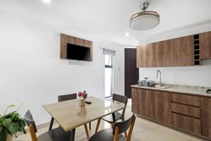 eine Küche und ein Esszimmer mit Tisch und Stühlen in der Unterkunft Tepeyac 402 in León