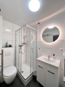 グラール・ミューリッツにあるFerienwohnung Dünengrasのシャワー、トイレ、洗面台を備えたバスルーム