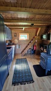 eine Küche mit Treppe in einem Blockhaus in der Unterkunft Haukland Panorama Lofoten in Offersøya