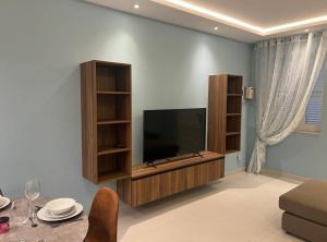 Μια τηλεόραση ή/και κέντρο ψυχαγωγίας στο Superb 3 Bedroom Maisonette in Gzira Promenade