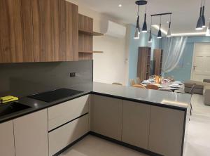 Η κουζίνα ή μικρή κουζίνα στο Superb 3 Bedroom Maisonette in Gzira Promenade +10 φωτογραφίες