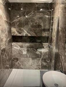 Ένα μπάνιο στο Superb 3 Bedroom Maisonette in Gzira Promenade