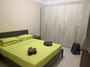 Ένα ή περισσότερα κρεβάτια σε δωμάτιο στο Superb 3 Bedroom Maisonette in Gzira Promenade