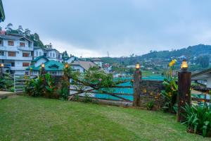 努沃勒埃利耶Villa Grand Mellow Nuwara Eliya的享有城市景致的围栏