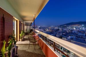 アテネにあるApollo Tower Athens Center 360oView Luxury Aptの- 市街の景色を望むバルコニー(夜間)