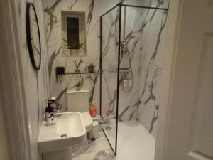 a bathroom with a shower and a toilet and a sink at Central Ripon - Sleeps 3 - Garden - Pet Friendly in Ripon +36 photos