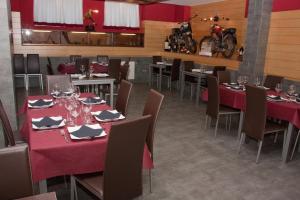 Reštaurácia alebo iné gastronomické zariadenie v ubytovaní Hotel Cuéntame