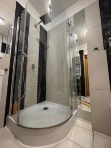 Ένα μπάνιο στο Apartamenty U Marynarza -Klimatyzacja-PROMENADA SOLNA 4A -Centrum Ścisłe Deptak -Garaż Podziemny-Best Restaurants in the Apartment-FAK VAT +86 φωτογραφίες