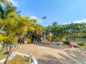 Um jardim em Ilha Morena Praia Hotel by Concavus